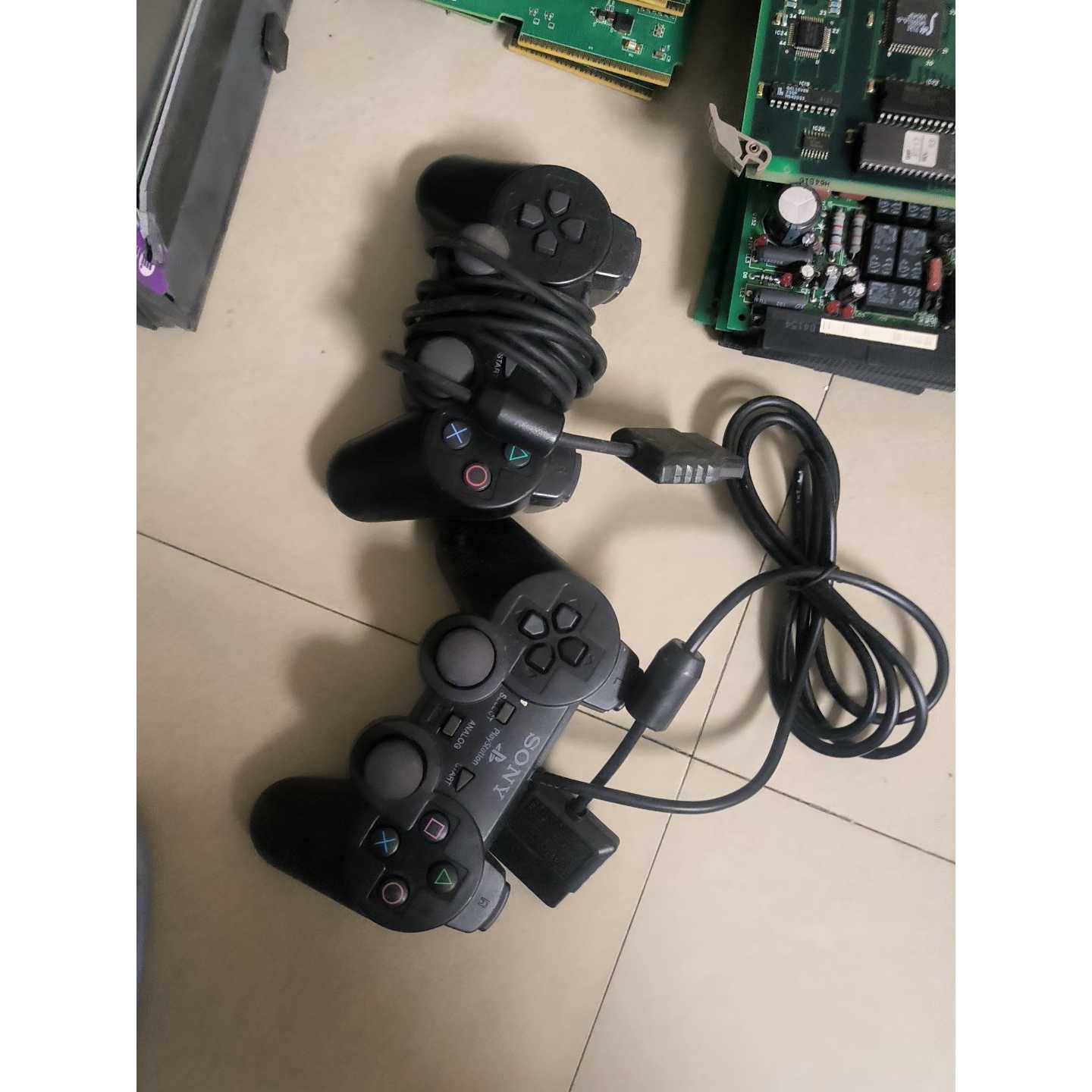 议价PS2原装DualShock2手柄两个，型号SCPH-1