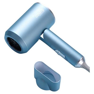 符合学校规定使用三插头更安全