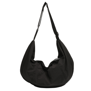 2026新款拉链帆布包女轻便运动大容量防水尼龙布饺子包单肩斜挎包