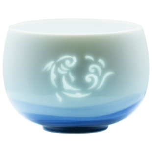 山水间鱼跃青花手绘玲珑茶杯主人杯景德镇手工陶瓷中式茶器礼品杯