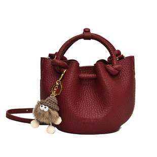 爆款红色轻便水桶包包女2026新款超火轻奢小众高级感不撞款斜挎包