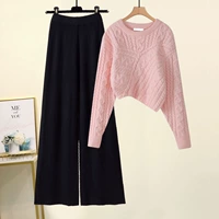 Красный свитер, черный комплект