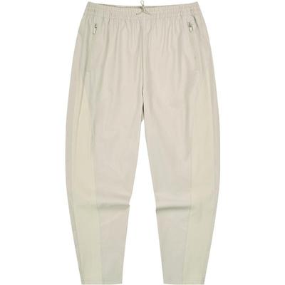 侧身拼接格纹打造身形，时尚有型