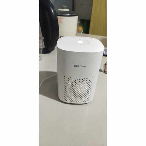 出小米品牌的智能音箱型号为L05B主体颜色为白色采用圆