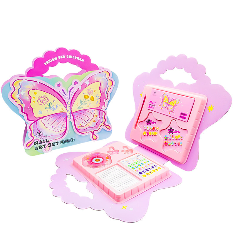 女孩穿戴甲DIY安全无毒