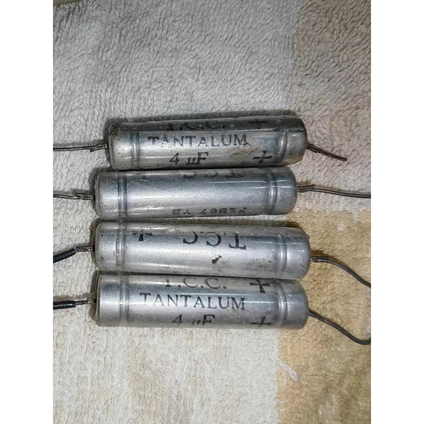议价英国TCC4uf150V钽电容两对可维修