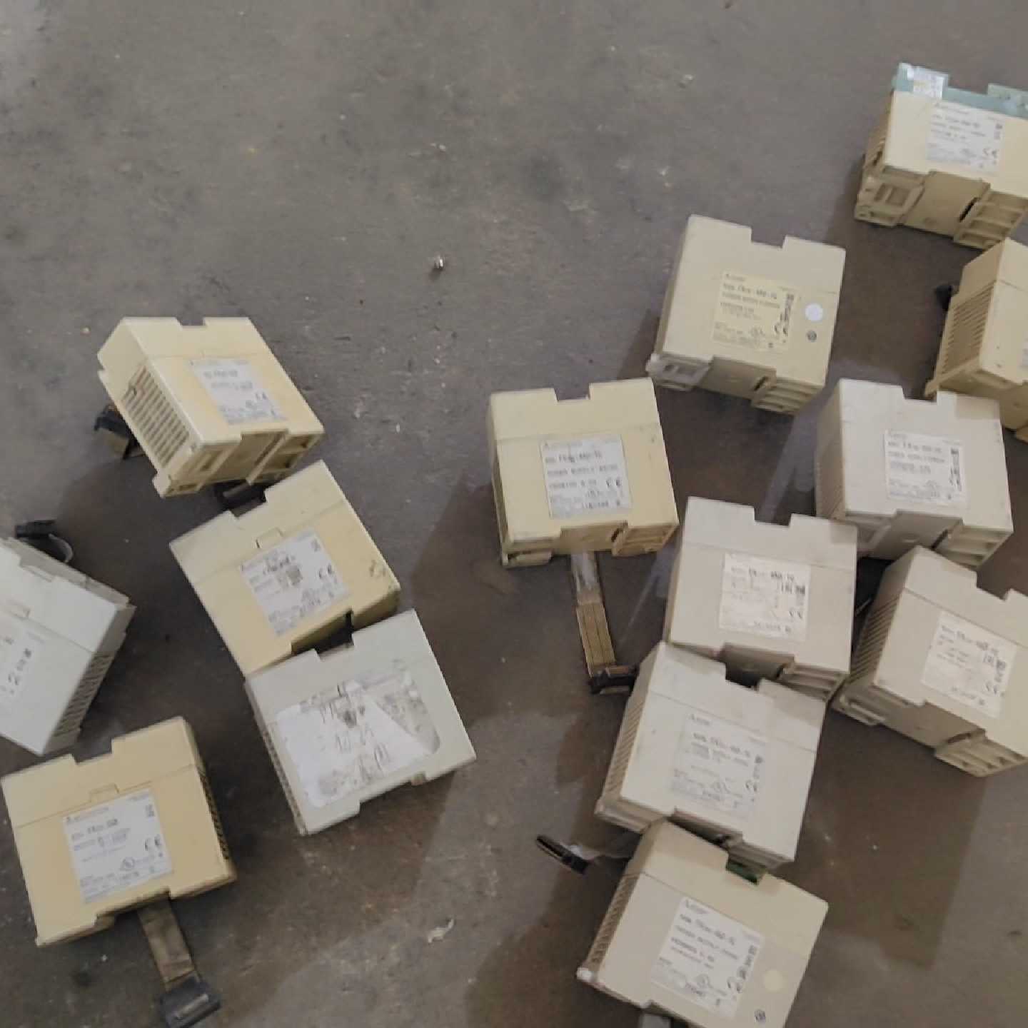 议价三菱模块,2DA5个,4DA的9个,实物拍摄,不包功能,