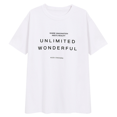 白色字母印花鲨鱼裤搭配宽松T恤