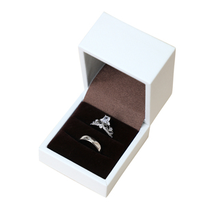 新款结婚对戒一个白色对戒盒装仿真活口可调节戒指婚礼求婚用道具