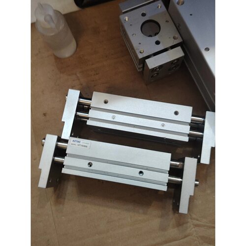 议价亚德客阔爪手指气缸HFT16X80S，铝合金材质，成色9