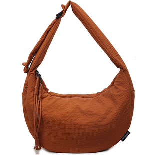 大容量饺子包女2025新款秋冬棉服羽绒布斜挎包日韩单肩腋下通勤包