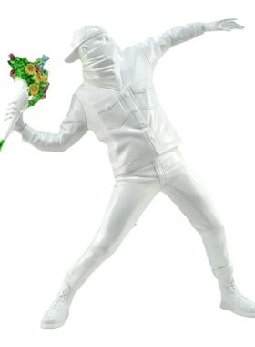 Banksy扔花男孩街头艺术潮玩摆件