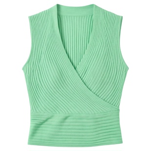 Deep V-neck, low-cut tight sleeveless top深V领低胸款紧身上衣