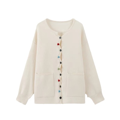宛宛家彩扣毛衣百搭时尚