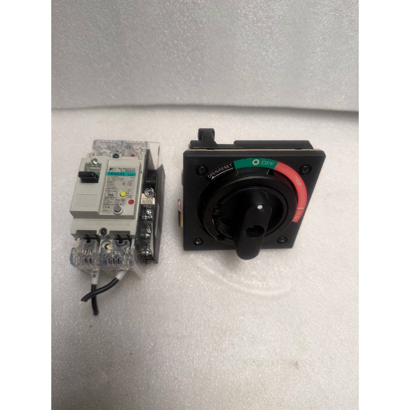 询价下单富士断路器操作手柄EW32AAG断路器，拆机件，成色还可以