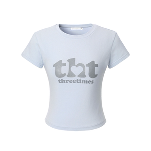 threetimes2025浅蓝色字母印花短袖T恤女夏露脐短款圆领修身上衣