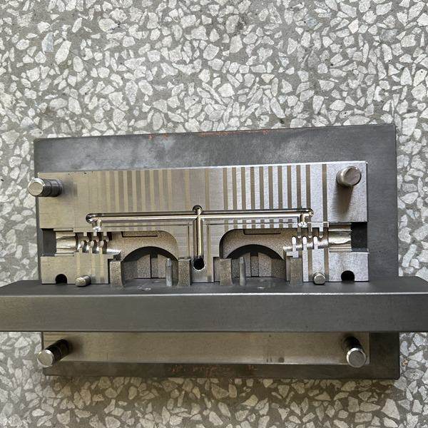 欧标三插电源线模具 复位按键模具立式注塑成型模具款式随机发货