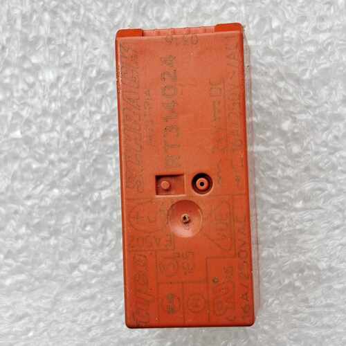 泰科继电器，RT314024，DC24V，继电器有27个，9