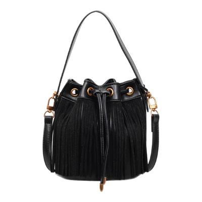 手拎包包女式2025新款秋冬小众复古磨砂流苏单肩包通勤斜挎水桶包