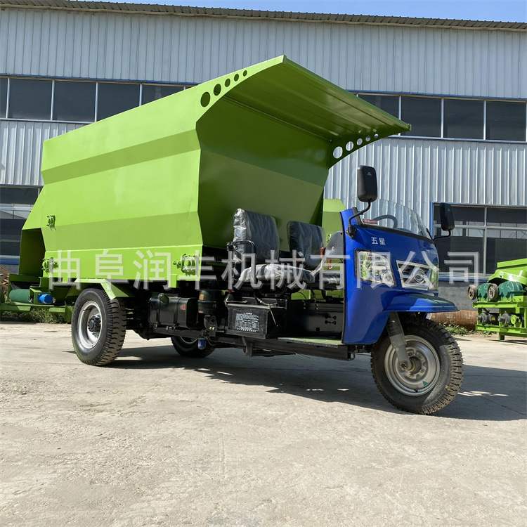 养殖场三轮青贮撒料车饲草粉碎柴油投料机牧场饲喂设备电动喂料机