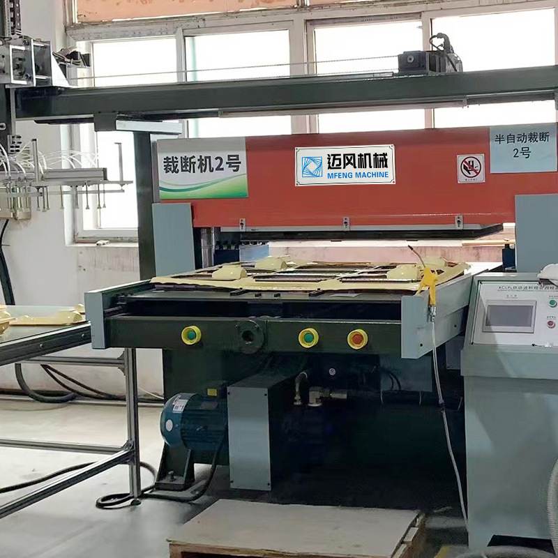 机械手智能吸塑裁断机机械裁切机服装箱包自动皮革加工设备机器