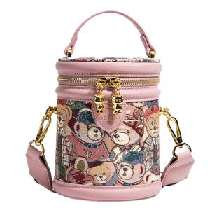 北包包小众设计包包女2024新款时尚圆筒包斜挎女包小熊百搭水桶包