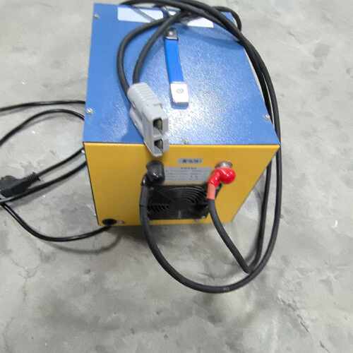 溢价-24V30A智能充电机，型号:LC-2430P2，库存。