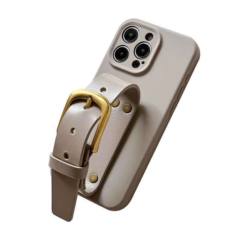 冷淡高级卵石灰iphone17promax经典皮带经典铜扣腕带手机壳原创设计网红小众ins风适用苹果16/15手机保护套