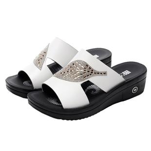 2025新款女士妈妈鞋高级感凉鞋子夏季中老年坡跟防滑软底凉拖鞋女