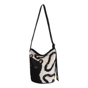 小众原创插画包女2025新款可爱猫咪卡通单肩斜挎包休闲帆布水桶包