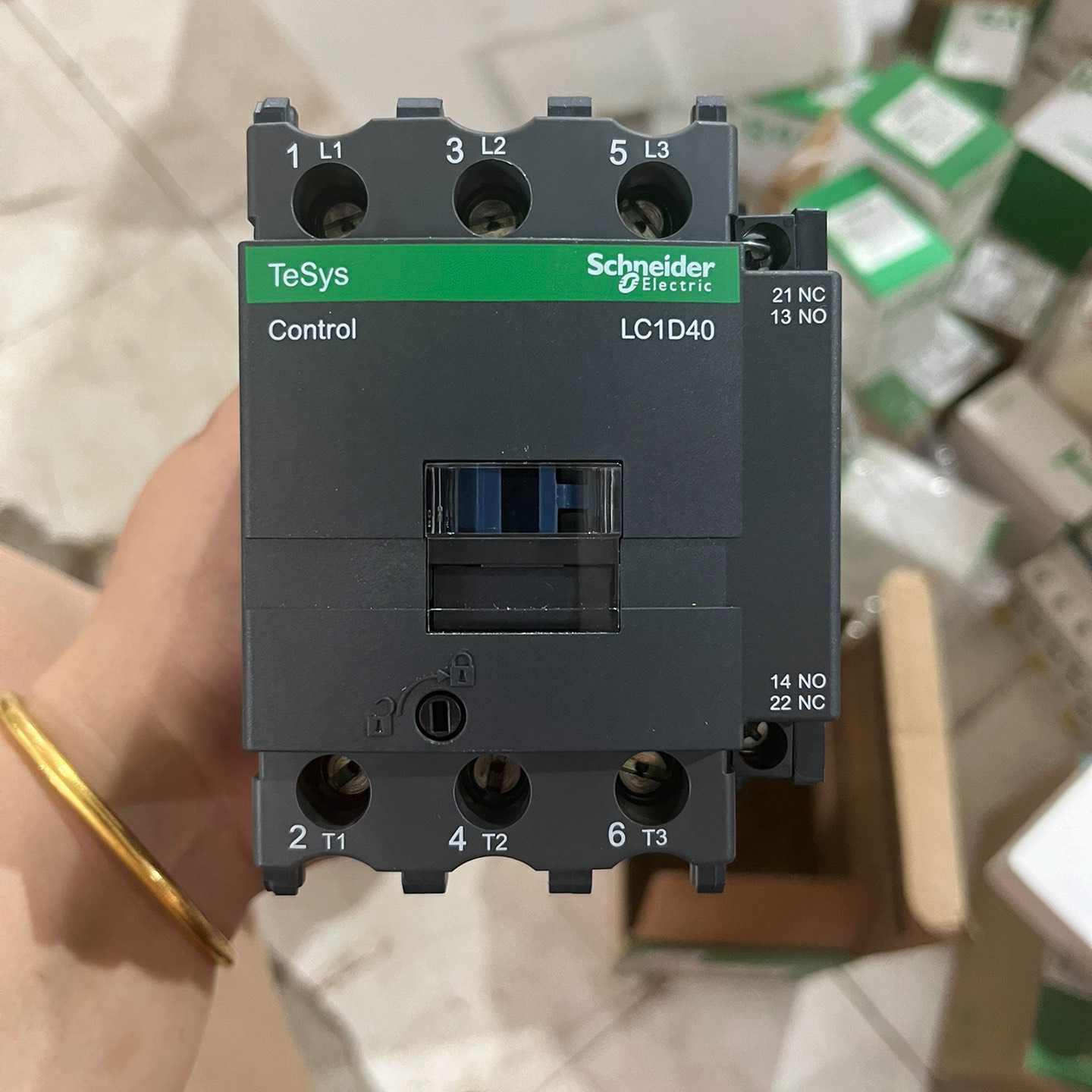 议价新款施耐德接触器LC1D40CC5C  36V  4个维修
