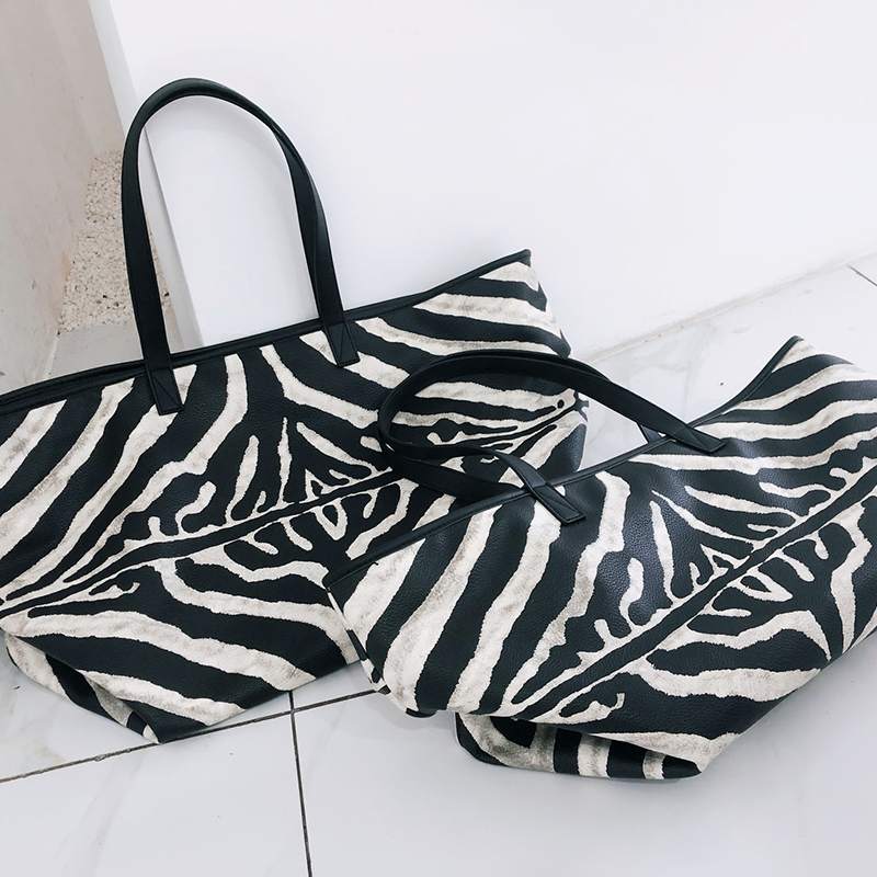 斑马纹单肩包2025日韩新款女包大容量休闲旅行撞色黑白条纹托特包