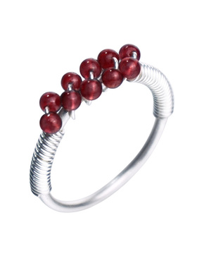 轻奢石榴石招桃花足银单身风尾戒