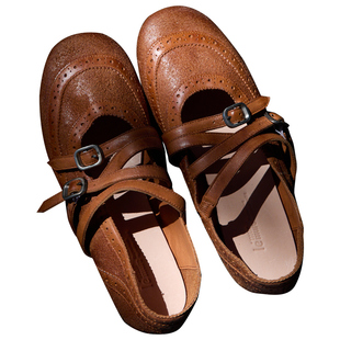 Le' Murmure 新古典主义 布洛克雕花水洗植鞣 牛反绒玛丽珍平底鞋