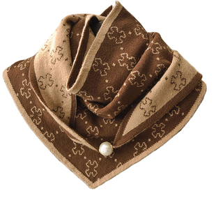 咖啡色四叶草珍珠磁吸扣针织三角巾今年流行爆款护颈小围巾系脖潮