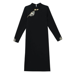 柒院微胖大码新中式国风盘扣精致刺绣连衣裙2025冬宽松显瘦中长裙