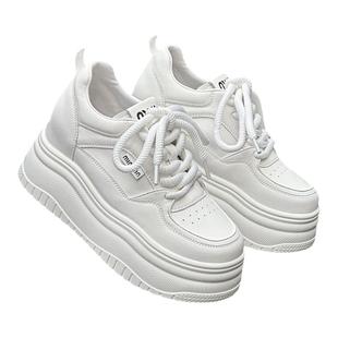 8cm内增高小白鞋女2025新款爆款秋款百搭真皮小个子厚底松糕鞋子