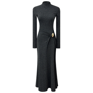 咖色轻奢半高领弹力内搭修身连衣裙冬季新款设计感独特掐腰长裙女