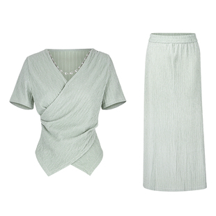 MY TENO/马天奴2026春交叉V领优雅腰部抓褶短袖+半身裙淡绿色套装