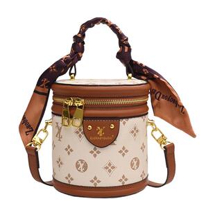 Clean Knоck今年流行小包包女小众2026新款老花斜挎包女士水桶包