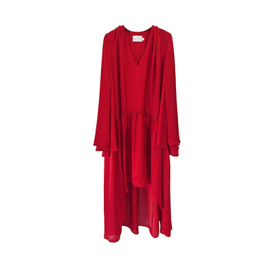 浓郁正红色缎面连衣裙