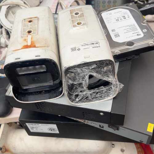 4t新盘，7808nb录像机一台，两个摄像头议价