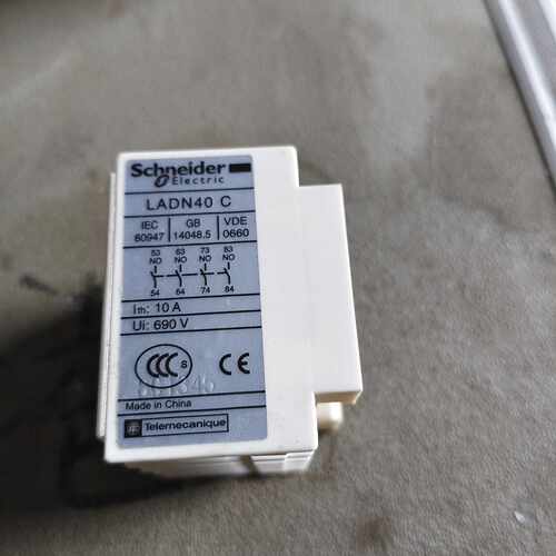 下单前咨询全新施耐德辅助触头模块LADN40C，原装正品，带原包装