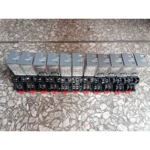 〔议价-接维修〕继电器 RXM2LB2BD 24VDC 8脚 5A 带