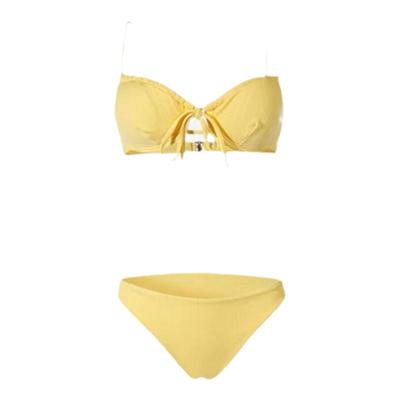 淡黄色显白纯欲风温泉度假比基尼