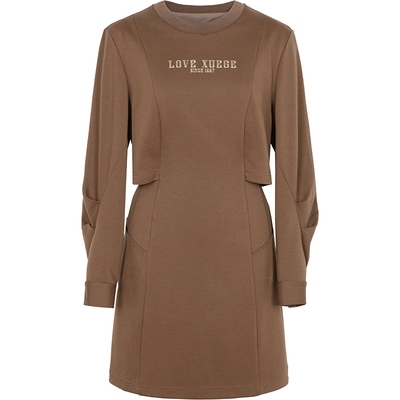 XG雪歌字母印花深咖色连衣裙时尚春季新款套头圆领长袖中长裙女装