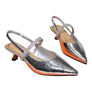 丹行道一字带水钻尖头细跟包头凉鞋女2026新配裙子银色后空高跟鞋