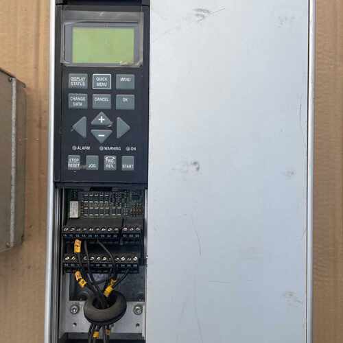 溢价-丹佛斯变频器380V5.5KW。型号：VLT5008PT5C