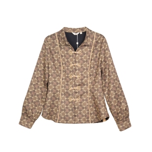 布符2025年春新款衬衫翻领花扣上衣微弹柔软面料修身设计舒适百搭