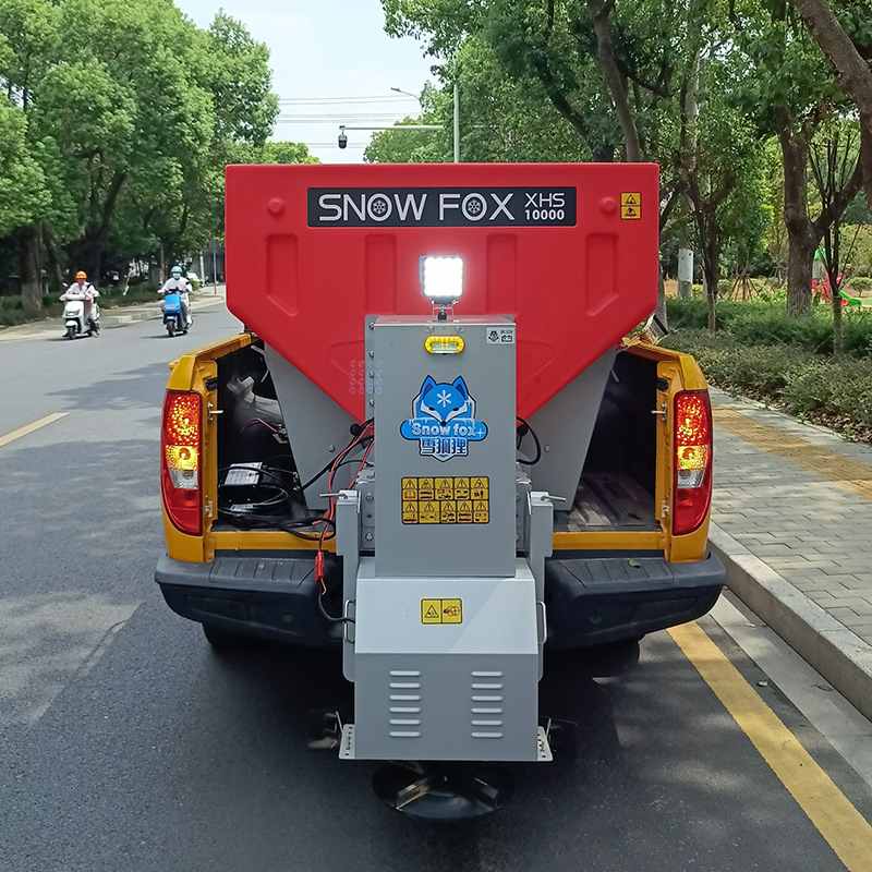 融雪机公路小区机场等道路融雪设备XHS-10000型聚乙烯融雪撒布机